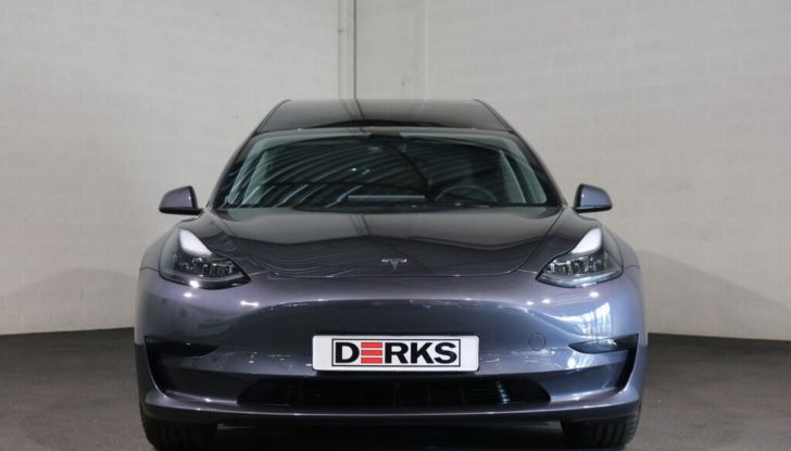 La Tesla Model 3 più assurda di sempre? Eccola in versione carro funebre! - Foto 2 di 12