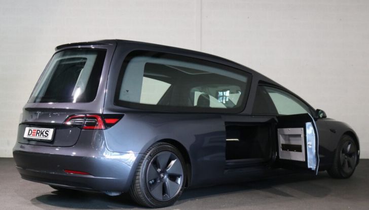 La Tesla Model 3 più assurda di sempre? Eccola in versione carro funebre! - Foto 4 di 12