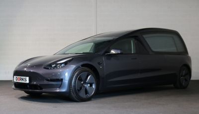 La Tesla Model 3 più assurda di sempre? Eccola in versione carro funebre!