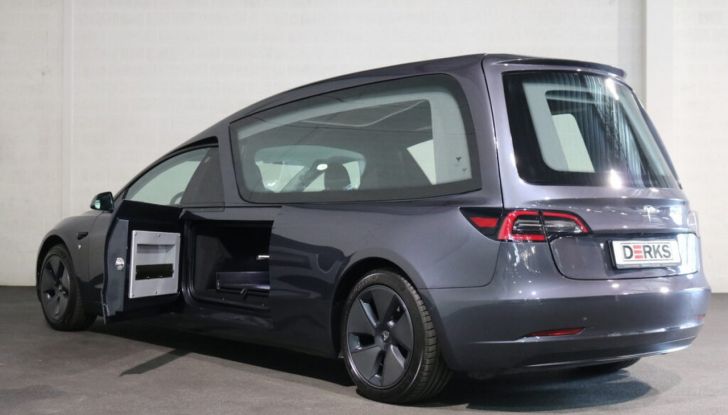 La Tesla Model 3 più assurda di sempre? Eccola in versione carro funebre! - Foto 5 di 12