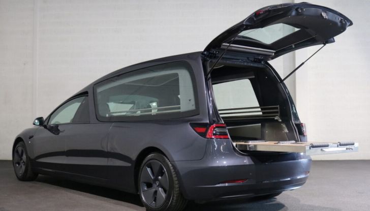 La Tesla Model 3 più assurda di sempre? Eccola in versione carro funebre! - Foto 7 di 12