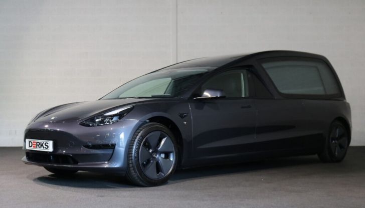 La Tesla Model 3 più assurda di sempre? Eccola in versione carro funebre! - Foto 1 di 12
