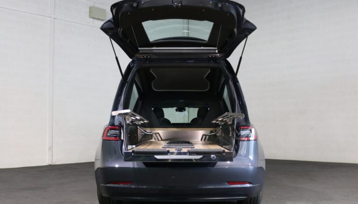 La Tesla Model 3 più assurda di sempre? Eccola in versione carro funebre! - Foto 9 di 12
