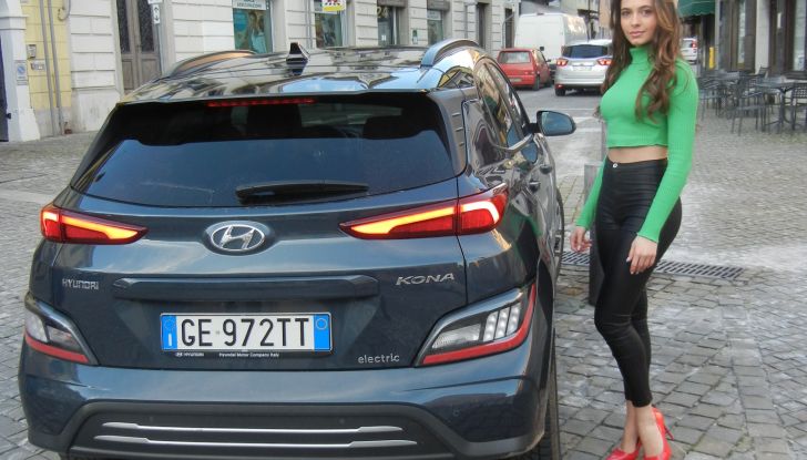 Hyundai Kona Electric 2023 prova su strada e caratteristiche tecniche - Foto 7 di 10