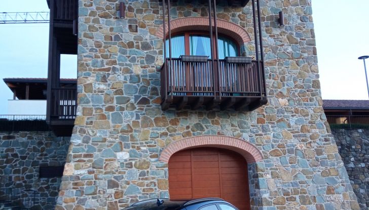 Hyundai Kona Electric 2023 prova su strada e caratteristiche tecniche - Foto 8 di 10