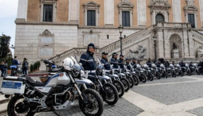 Restano in garage le 50 nuove Moto Guzzi dei vigili urbani di Roma