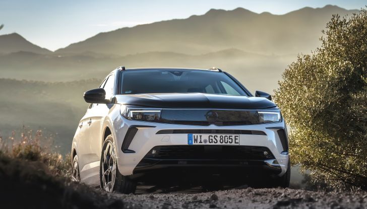 Opel Grandland GSe: il SUV si elettrifica e diventa più sportivo - Foto 8 di 8