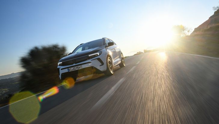 Opel Grandland GSe: il SUV si elettrifica e diventa più sportivo - Foto 5 di 8