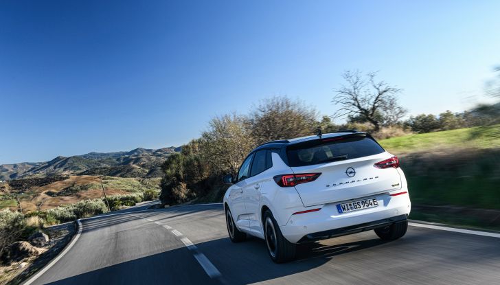 Opel Grandland GSe: il SUV si elettrifica e diventa più sportivo - Foto 4 di 8