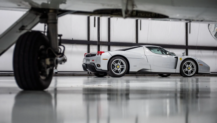 RM Sotheby’s, in vendita una Ferrari Enzo in Argento Nürburgring nuova! - Foto 1 di 12