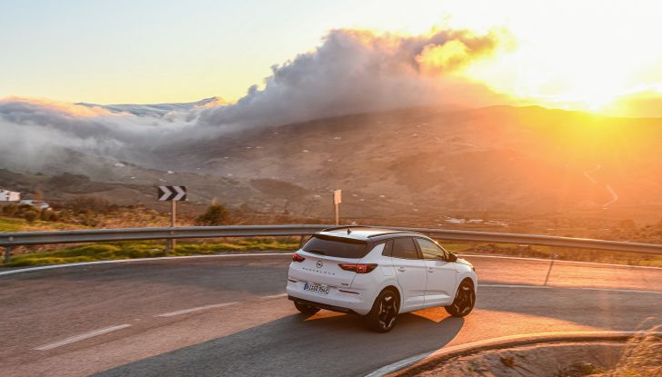 Opel Grandland GSe: il SUV si elettrifica e diventa più sportivo - Foto 3 di 8