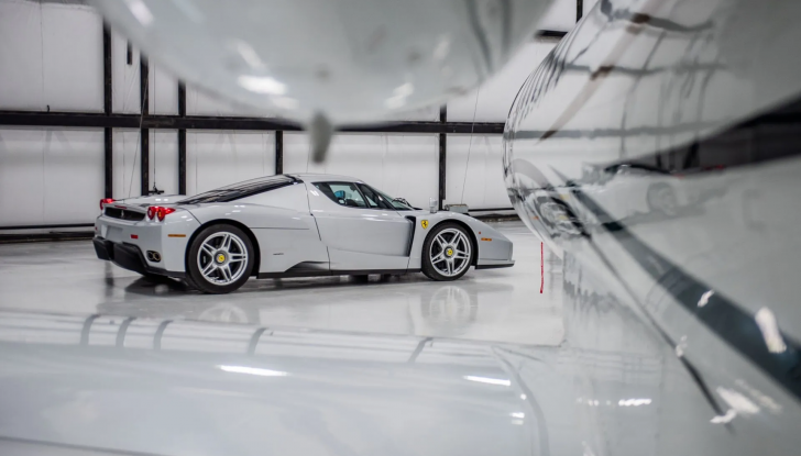 RM Sotheby’s, in vendita una Ferrari Enzo in Argento Nürburgring nuova! - Foto 2 di 12