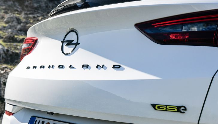 Opel Grandland GSe: il SUV si elettrifica e diventa più sportivo - Foto 2 di 8