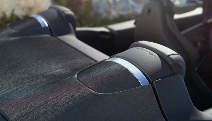 Ferrari Roma Spider: presentata la nuova decappottabile con tetto retrattile in tessuto - Foto 8 di 14