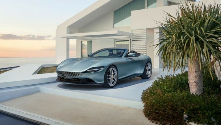 Ferrari Roma Spider: presentata la nuova decappottabile con tetto retrattile in tessuto - Foto 1 di 14