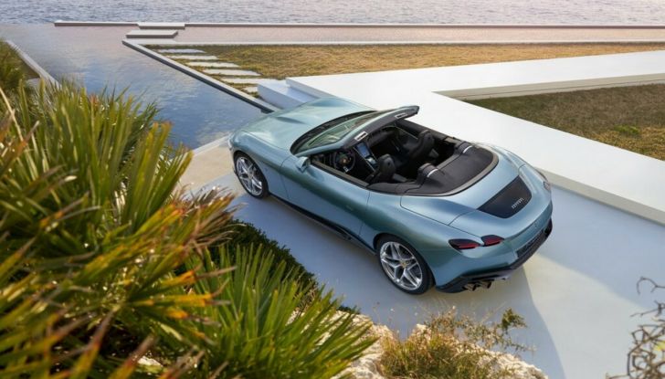 Ferrari Roma Spider: presentata la nuova decappottabile con tetto retrattile in tessuto - Foto 9 di 14