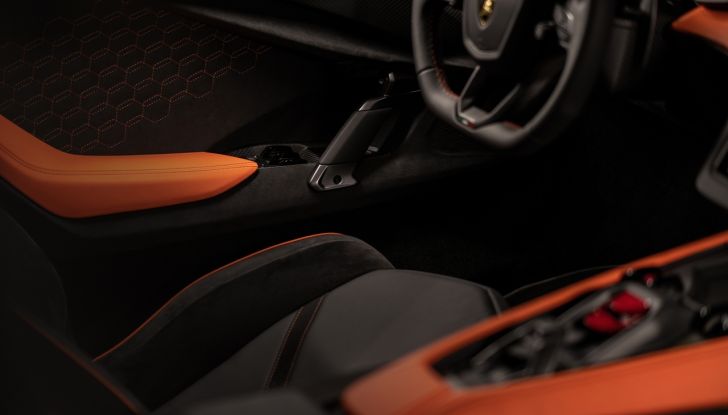 Lamborghini Revuelto: debutta la nuova supersportiva con V12 elettrificato - Foto 38 di 56