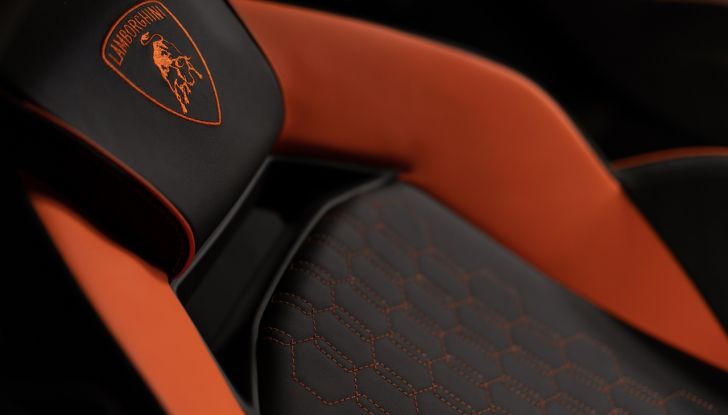 Lamborghini Revuelto: debutta la nuova supersportiva con V12 elettrificato - Foto 34 di 56