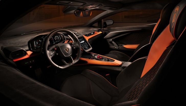 Lamborghini Revuelto: debutta la nuova supersportiva con V12 elettrificato - Foto 31 di 56