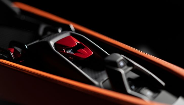 Lamborghini Revuelto: debutta la nuova supersportiva con V12 elettrificato - Foto 25 di 56