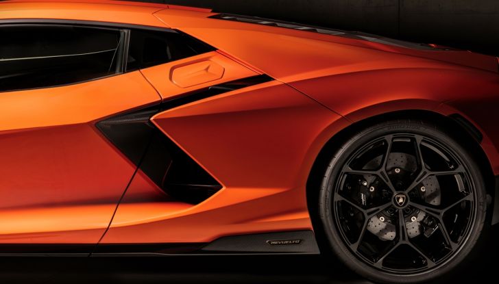Lamborghini Revuelto: debutta la nuova supersportiva con V12 elettrificato - Foto 24 di 56