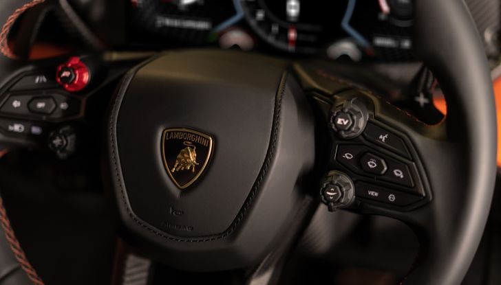 Lamborghini Revuelto: debutta la nuova supersportiva con V12 elettrificato - Foto 20 di 56