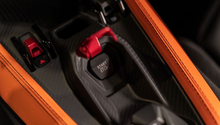 Lamborghini Revuelto: debutta la nuova supersportiva con V12 elettrificato - Foto 18 di 56