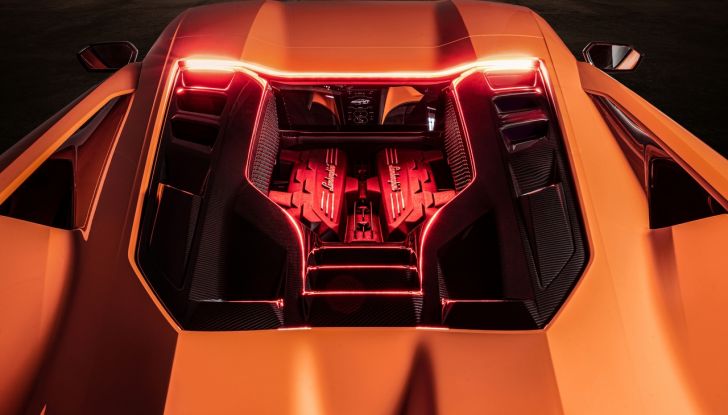 Lamborghini Revuelto: debutta la nuova supersportiva con V12 elettrificato - Foto 17 di 56