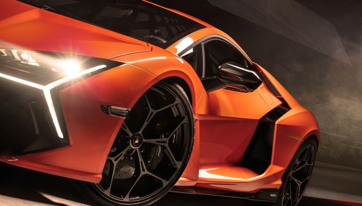 Lamborghini Revuelto: debutta la nuova supersportiva con V12 elettrificato - Foto 9 di 56