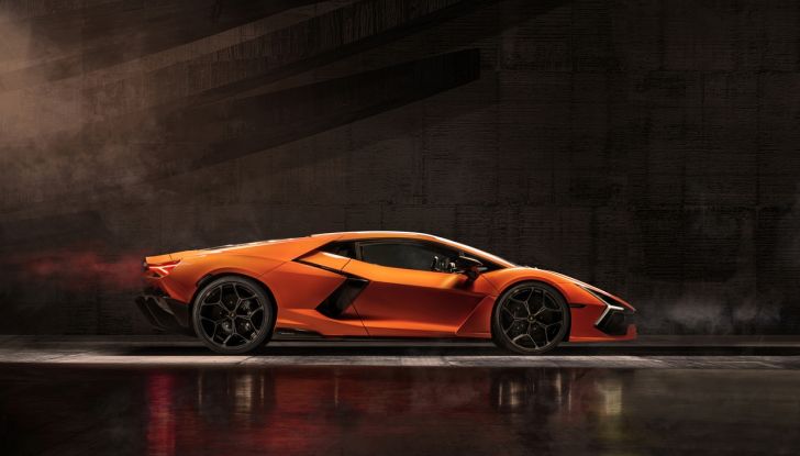 Lamborghini Revuelto: debutta la nuova supersportiva con V12 elettrificato - Foto 4 di 56