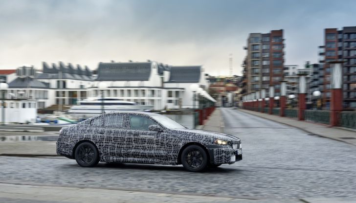 BMW i5: la prima Serie 5 100% elettrica conclude i test invernali - Foto 77 di 89