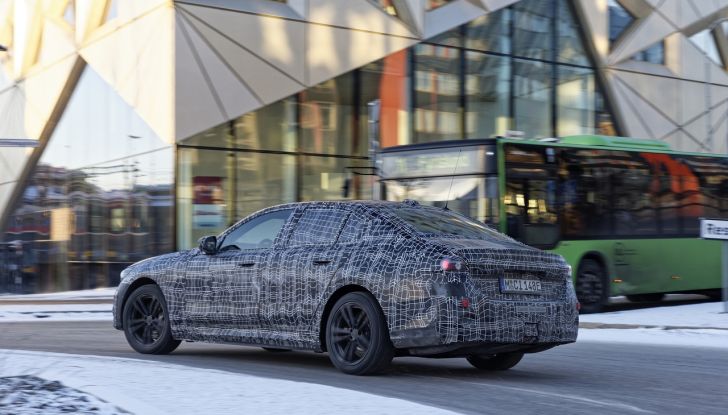 BMW i5: la prima Serie 5 100% elettrica conclude i test invernali - Foto 71 di 89