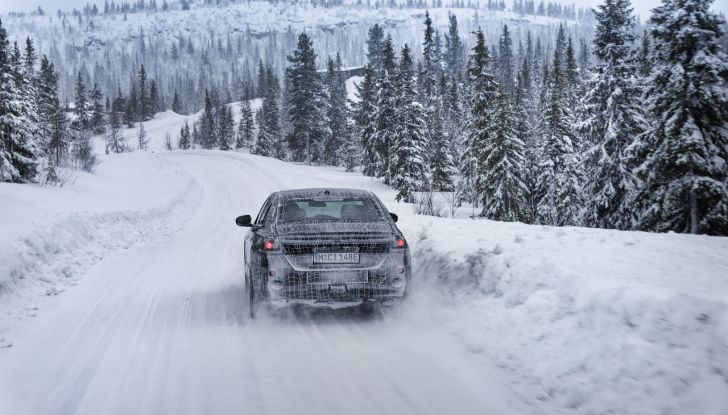 BMW i5: la prima Serie 5 100% elettrica conclude i test invernali - Foto 47 di 89