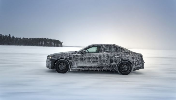 BMW i5: la prima Serie 5 100% elettrica conclude i test invernali - Foto 45 di 89