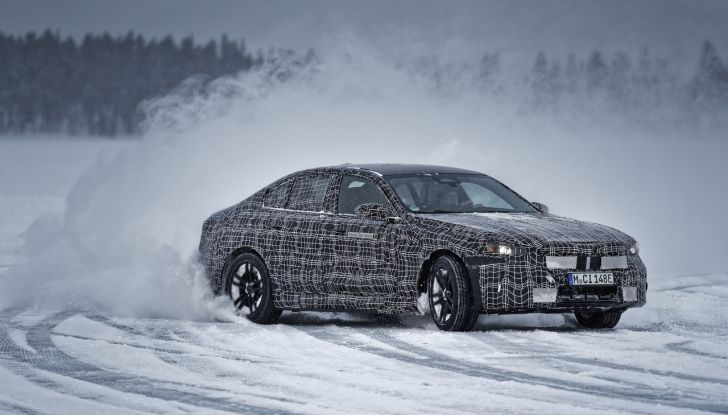 BMW i5: la prima Serie 5 100% elettrica conclude i test invernali - Foto 37 di 89