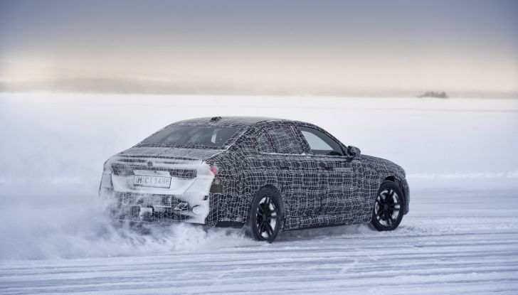 BMW i5: la prima Serie 5 100% elettrica conclude i test invernali - Foto 32 di 89