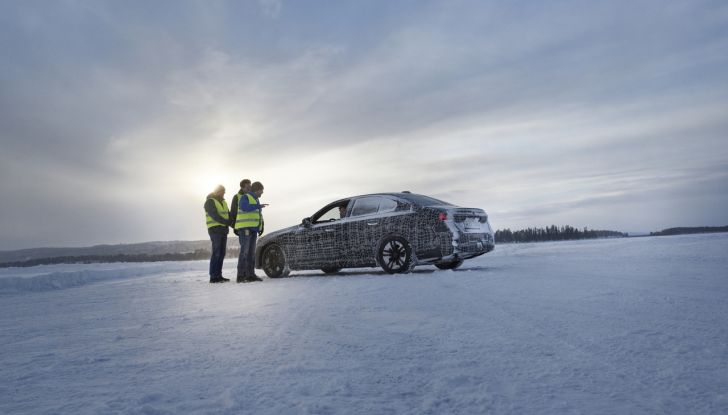 BMW i5: la prima Serie 5 100% elettrica conclude i test invernali - Foto 28 di 89