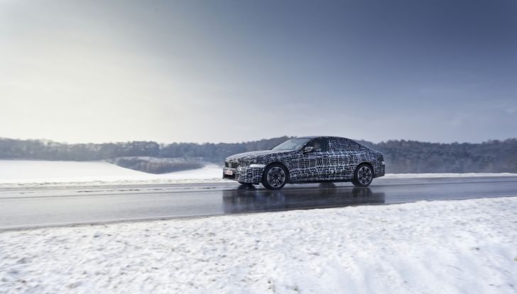 BMW i5: la prima Serie 5 100% elettrica conclude i test invernali - Foto 21 di 89