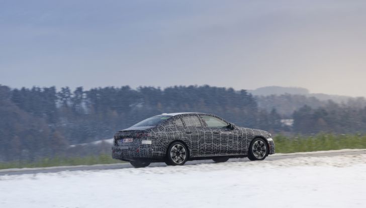 BMW i5: la prima Serie 5 100% elettrica conclude i test invernali - Foto 17 di 89