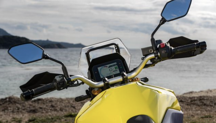 Suzuki V-Storm 800DE debutta nelle concessionarie con prezzi da 11.500 euro - Foto 3 di 14