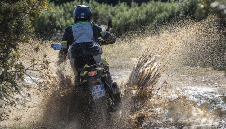 Suzuki V-Storm 800DE debutta nelle concessionarie con prezzi da 11.500 euro - Foto 11 di 14