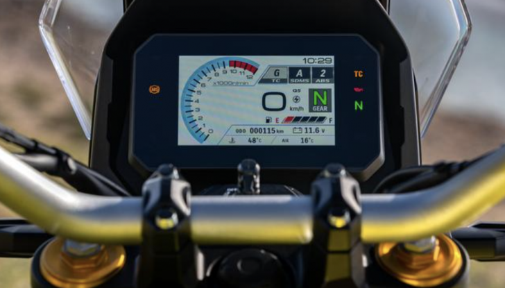 Suzuki V-Storm 800DE debutta nelle concessionarie con prezzi da 11.500 euro - Foto 6 di 14