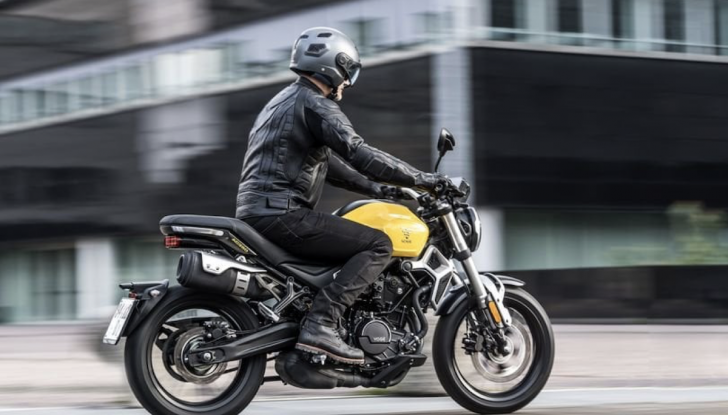 Voge Trofeo 350AC 2023: la piccola scrambler per tutti - Foto 13 di 16