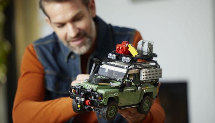 Land Rover Defender 90 LEGO, il set disponibile dal 1 aprile a 239,99€ - Foto 1 di 9