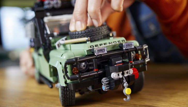 Land Rover Defender 90 LEGO, il set disponibile dal 1 aprile a 239,99€ - Foto 6 di 9