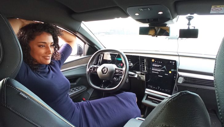 Renault Megane E-Tech prova su strada e caratteristiche tecniche - Foto 14 di 20