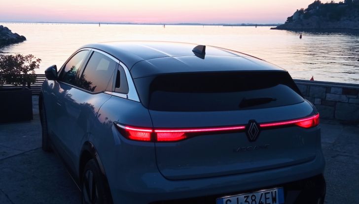 Renault Megane E-Tech prova su strada e caratteristiche tecniche - Foto 15 di 20