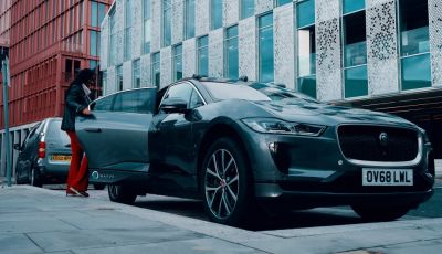 Bill Gates prova una Jaguar I-Pace a guida autonoma nel centro di Londra