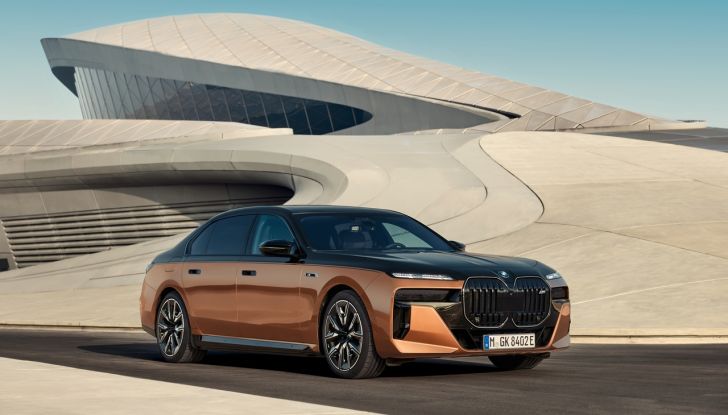 BMW i7 M70 xDrive: svelata la nuova versione top di gamma della berlina elettrica - Foto 74 di 85