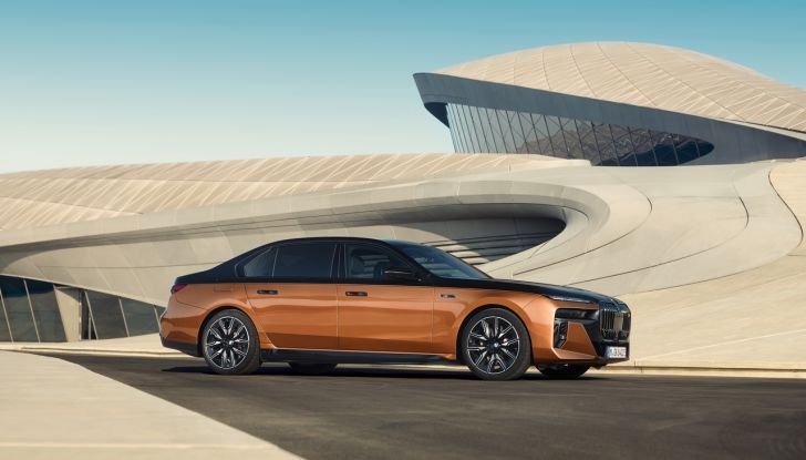 BMW i7 M70 xDrive: svelata la nuova versione top di gamma della berlina elettrica - Foto 71 di 85